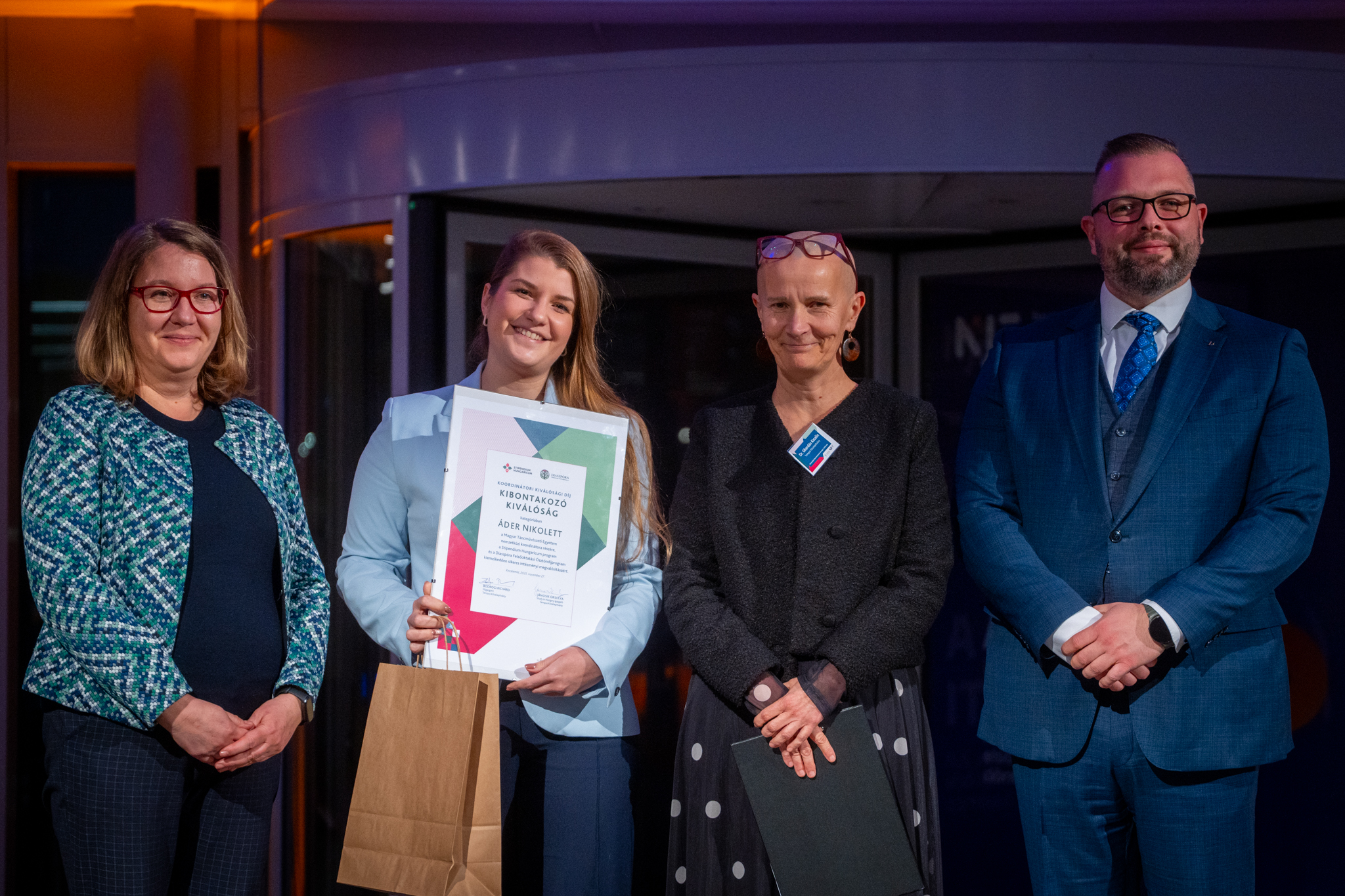 A képen a Kibontakozó Kiválóság díjjal elismert Áder Nikolett csoportképen a TKA vezetőivel