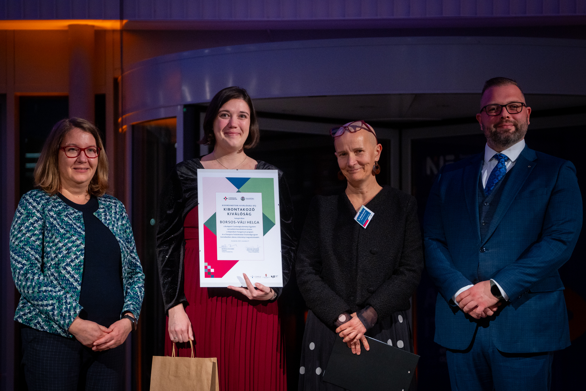 a Kibontakozó Kiválóság díjjal elismert Borsos Váli Helga a TKa díjátadókkal