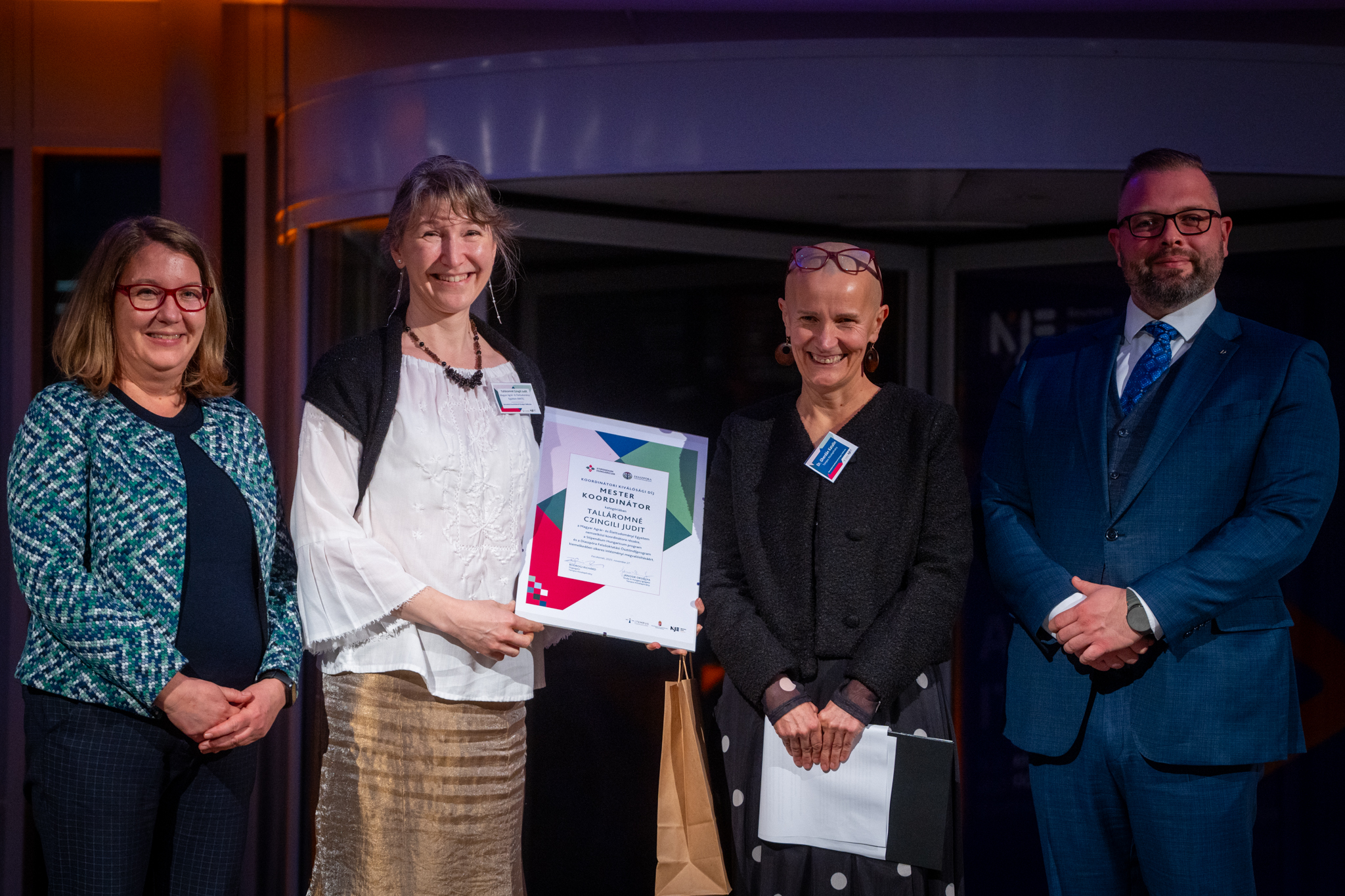 Mester Koordinátor díjjal elismert Talláromné Czingili Judit a TKA díjátadókkal
