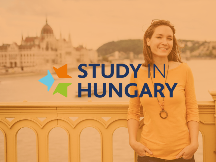 Study in Hungary logóval ellátott borítókép a háttérben egy fiatal lány áll a Margit hídon mögötte a parlament látszik